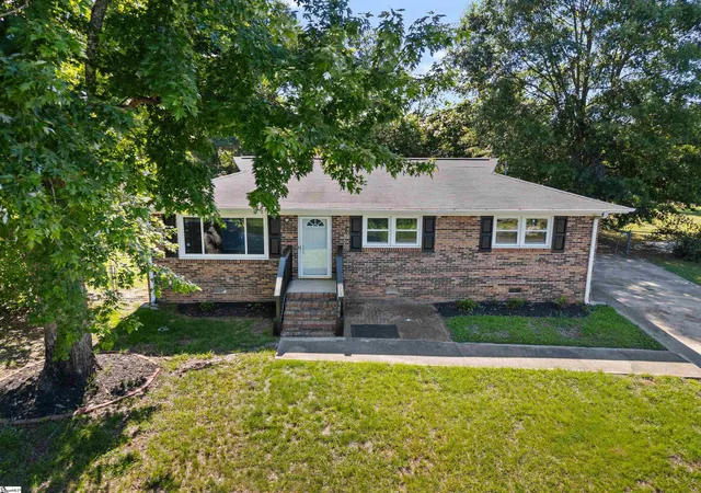 Photo 3 of Single family home for sale at 105 Abbotsford Dr, Simpsonville, SC 29681 | MLS# 1593990 | Listing updated on 2026-06-25