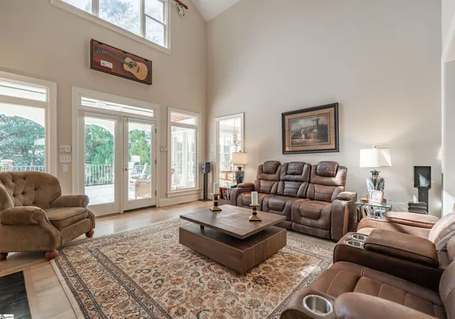 Photo 3 of Single family home for sale at 6 Bentford Ct, Simpsonville, SC 29681 | MLS# 1588503 | Listing updated on 2026-09-10