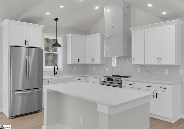 Photo 3 of Single family home for sale at 7 Lee Haven Ct, Greenville, SC 29611 | MLS# 1595565 | Listing updated on 2026-09-01