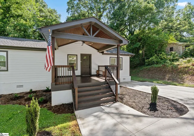 Photo 2 of Single family home for sale at 34 Pleasantdale Cir, Greenville, SC 29607 | MLS# 1601959 | Listing updated on 2026-09-16