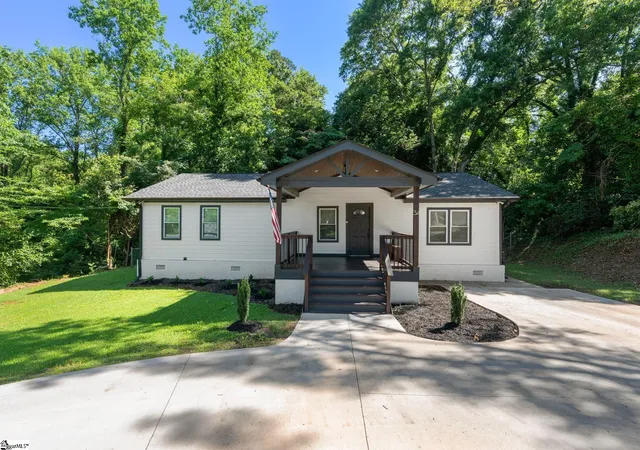 Photo 3 of Single family home for sale at 34 Pleasantdale Cir, Greenville, SC 29607 | MLS# 1601959 | Listing updated on 2026-09-16