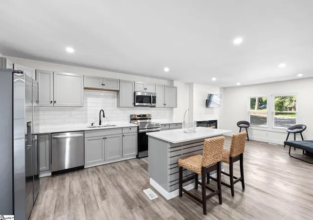 Photo 4 of Single family home for sale at 34 Pleasantdale Cir, Greenville, SC 29607 | MLS# 1601959 | Listing updated on 2026-09-16