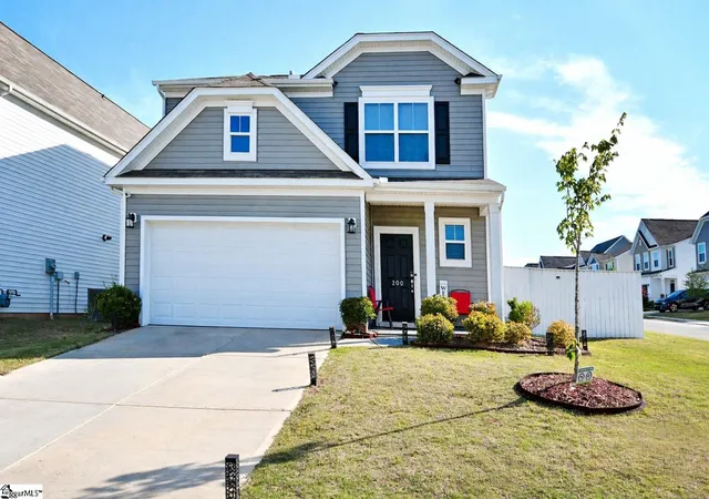 Photo 1 of Single family home for sale at 200 Whittier St, Greenville, SC 29605 | MLS# 1589041 | Listing updated on 2026-08-17