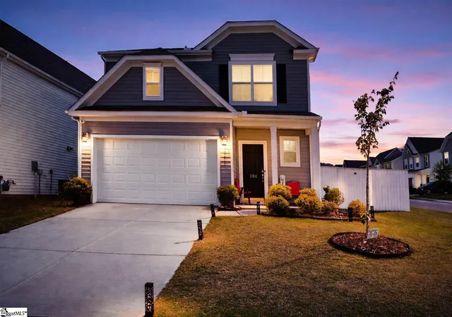Photo 2 of Single family home for sale at 200 Whittier St, Greenville, SC 29605 | MLS# 1589041 | Listing updated on 2026-08-17