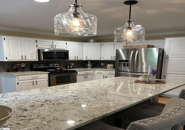 Photo 3 of Single family home for sale at 715 N Almond Dr, Simpsonville, SC 29681 | MLS# 1589873 | Listing updated on 2026-08-31