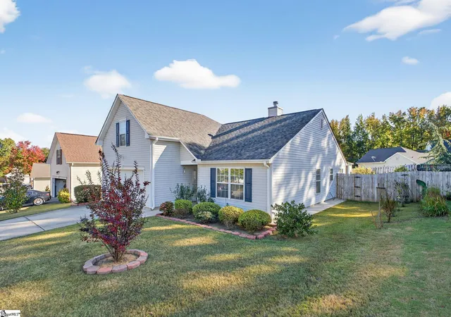 Photo 2 of Sale Pending at 108 Acacia Dr, Simpsonville, SC 29681 | MLS# 1572517 | Listing updated on 2025-10-24