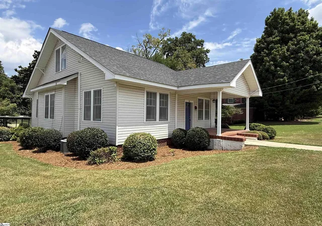 1st image of 210 W Maple St, Clinton, SC 29325 | MLS# 1599700