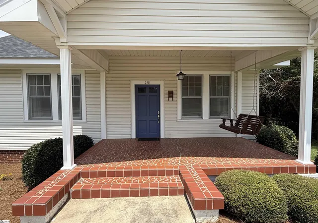 3rd image of 210 W Maple St, Clinton, SC 29325 | MLS# 1599700
