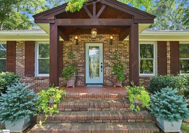 Photo 2 of Single family home for sale at 6 Covington Rd, Greenville, SC 29617 | MLS# 1601494 | Listing updated on 2026-09-08