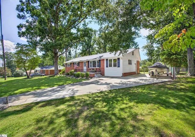 Photo 2 of Single family home for sale at 200 Creighton Dr, Taylors, SC 29687 | MLS# 1599772 | Listing updated on 2026-10-21