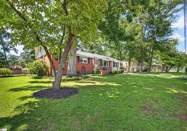 Photo 3 of Single family home for sale at 200 Creighton Dr, Taylors, SC 29687 | MLS# 1599772 | Listing updated on 2026-10-21