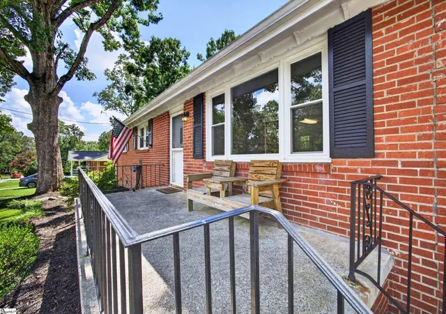 Photo 3 of Single family home for sale at 200 Creighton Dr, Taylors, SC 29687 | MLS# 1599772 | Listing updated on 2026-10-21