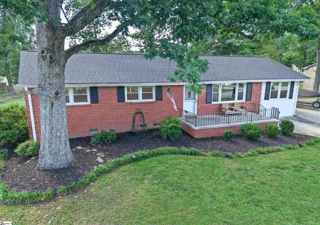 Photo 4 of Single family home for sale at 200 Creighton Dr, Taylors, SC 29687 | MLS# 1599772 | Listing updated on 2026-10-21