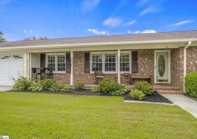 Photo 4 of Single family home for sale at 711 Confederate Cir, Taylors, SC 29687 | MLS# 1600077 | Listing updated on 2026-08-06