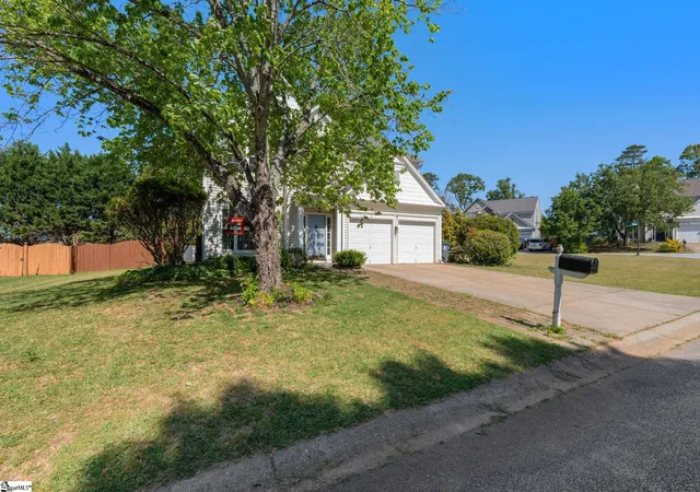 Photo 3 of Single family home for sale at 2 Innisbrook Ln, Simpsonville, SC 29681 | MLS# 1589498 | Listing updated on 2026-09-18