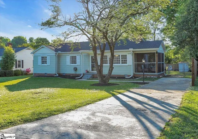 Photo 2 of Single family home for sale at 703 Shands St, Clinton, SC 29325 | MLS# 1587803 | Listing updated on 2026-04-13