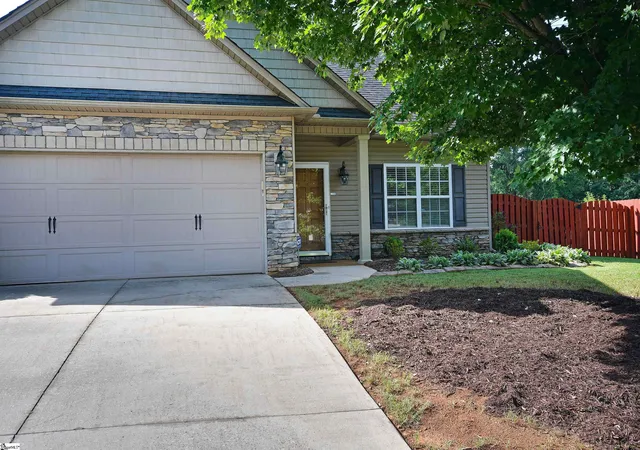 Photo 1 of Single family home for sale at 621 Summerville Wy, Greenville, SC 29609 | MLS# 1600700 | Listing updated on 2026-09-11
