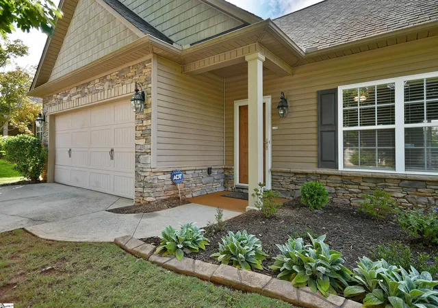 Photo 2 of Single family home for sale at 621 Summerville Wy, Greenville, SC 29609 | MLS# 1600700 | Listing updated on 2026-09-11