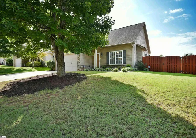 Photo 3 of Single family home for sale at 621 Summerville Wy, Greenville, SC 29609 | MLS# 1600700 | Listing updated on 2026-09-11