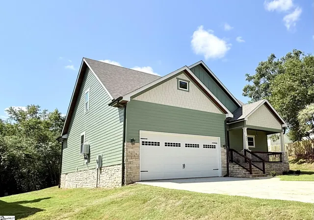 Homes for sale in Simpsonville, SC | 401 Holland Rd, Simpsonville, SC 29681 | MLS# 1568532