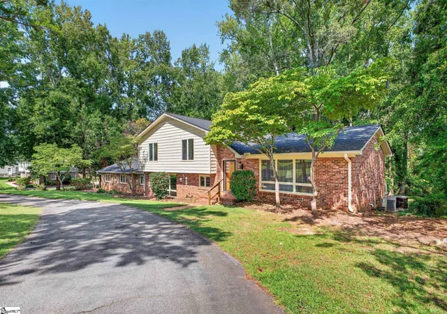 Photo 2 of Single family home for sale at 21 Terrian Dr, Greenville, SC 29605 | MLS# 1602366 | Listing updated on 2026-09-16