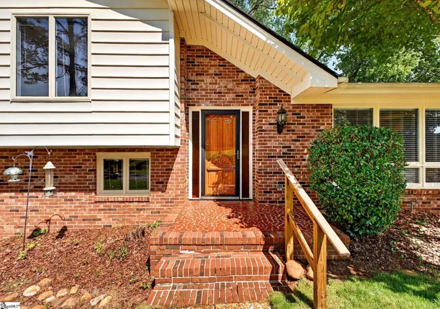 Photo 3 of Single family home for sale at 21 Terrian Dr, Greenville, SC 29605 | MLS# 1602366 | Listing updated on 2026-09-16