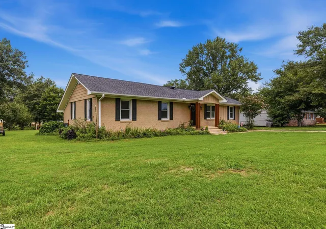 Photo 3 of Sale Pending at 1660 Holly Springs Rd, Inman, SC 29349 | MLS# 1599929 | Listing updated on 2026-09-11