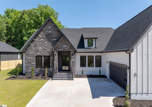 Photo 3 of Single family home for sale at 6 Aetna Springs Ct, Taylors, SC 29687 | MLS# 1566292 | Listing updated on 2026-08-18