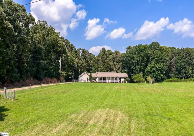 Photo 3 of Single family home for sale at 225 Mill Creek Dr, Westminster, SC 29693 | MLS# 1599592 | Listing updated on 2026-09-16