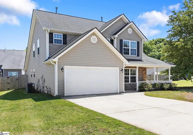 Photo 3 of Single family home for sale at 8 Heatherfield Dr, Simpsonville, SC 29680 | MLS# 1591575 | Listing updated on 2026-09-15