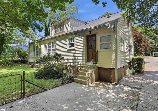 Photo 4 of Single family home for sale at 8 Northwood Ave, Greenville, SC 29609 | MLS# 1594451 | Listing updated on 2026-08-26