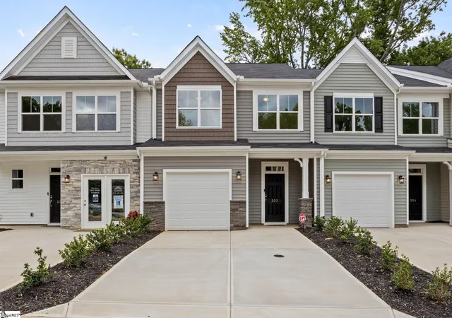 Townhouse for sale at 202 Spartina Ct, Spartanburg, SC 29307 | MLS# 1598755