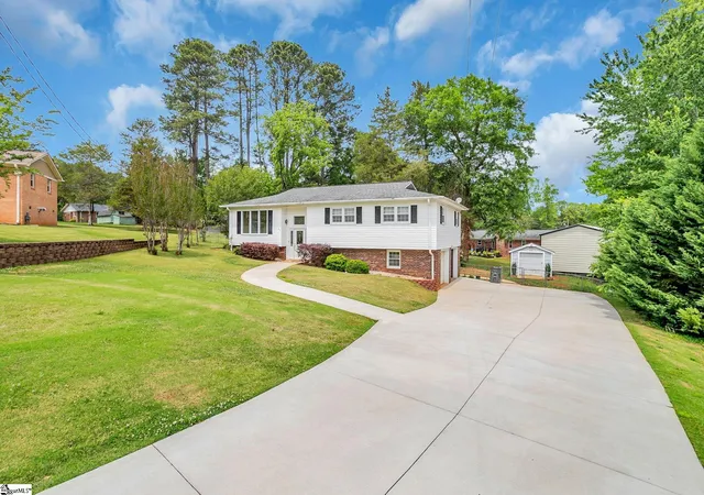 Photo 2 of Single family home for sale at 10 Sylvatus Ct, Greenville, SC 29617 | MLS# 1590534 | Listing updated on 2026-09-07