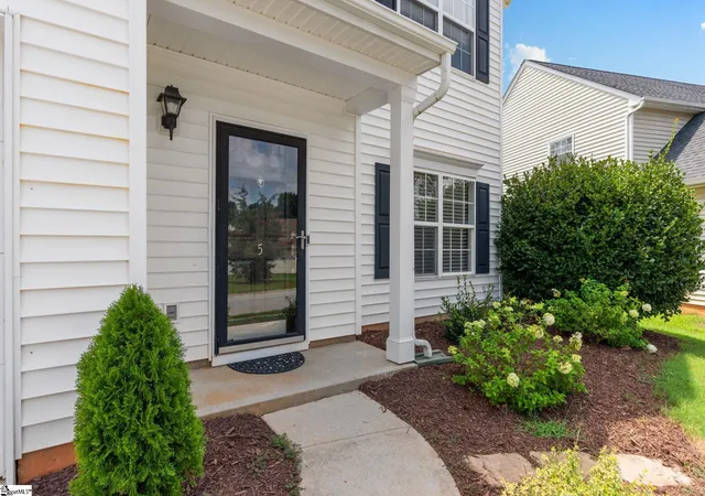 Photo 3 of Single family home for sale at 5 Fundy Ct, Simpsonville, SC 29681 | MLS# 1600208 | Listing updated on 2026-10-14