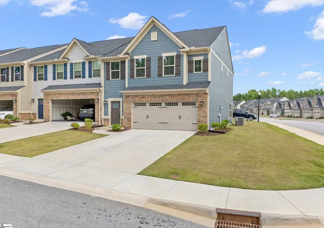 Photo 2 of Townhouse for sale at 561 Martin Creek Dr, Simpsonville, SC 29680 | MLS# 1594137 | Listing updated on 2026-09-03