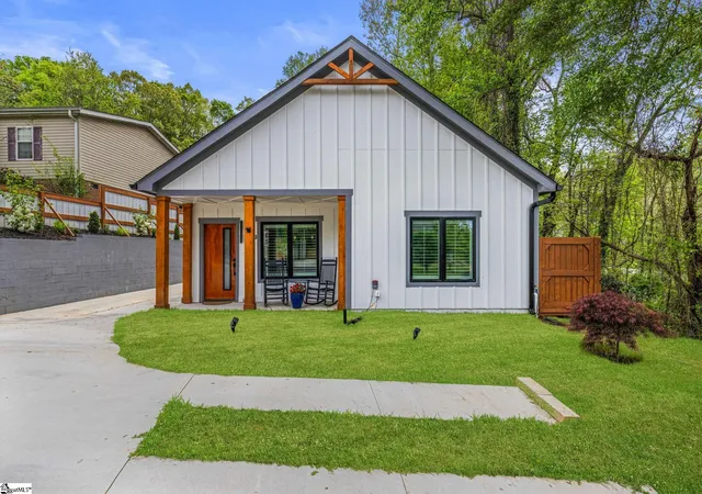 Photo 1 of Single family home for sale at 107 Spencer St, Clemson, SC 29631 | MLS# 1587558 | Listing updated on 2026-08-18