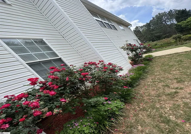 Photo 3 of Single family home for sale at 168 Birkhall Cir, Greenville, SC 29605 | MLS# 1556684 | Listing updated on 2025-11-24