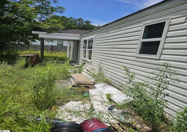 Photo 3 of Sale Pending at 140 Colleton Ln, Clinton, SC 29325 | MLS# 1598194 | Listing updated on 2026-09-02
