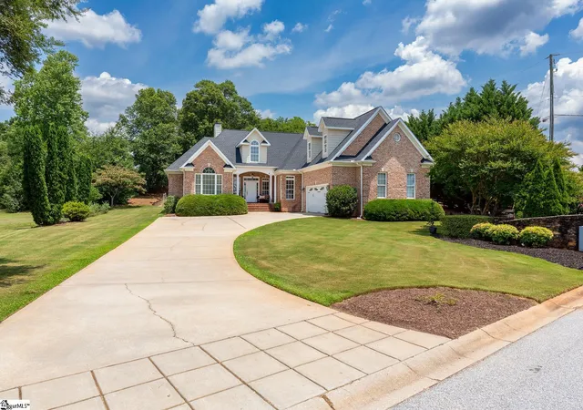 Photo 3 of Single family home for sale at 2 Hunters Landing Dr, Greer, SC 29651 | MLS# 1579647 | Listing updated on 2026-09-19