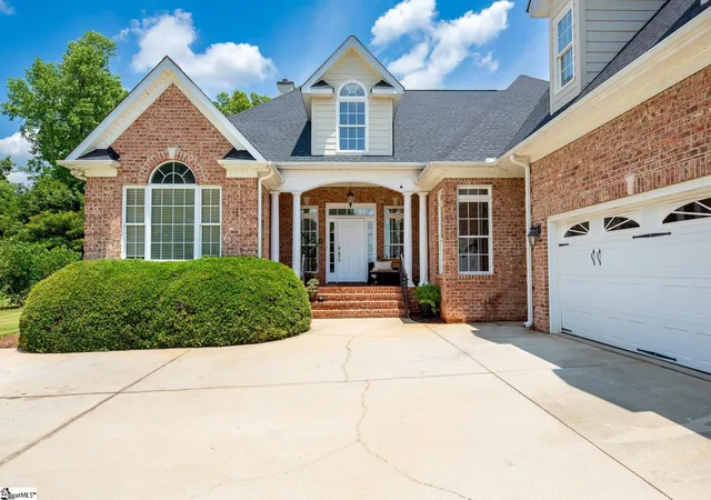 Photo 4 of Single family home for sale at 2 Hunters Landing Dr, Greer, SC 29651 | MLS# 1579647 | Listing updated on 2026-09-19