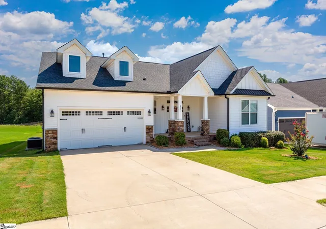 Photo 2 of Single family home for sale at 215 Daystrom Dr, Greer, SC 29651 | MLS# 1598540 | Listing updated on 2026-08-26