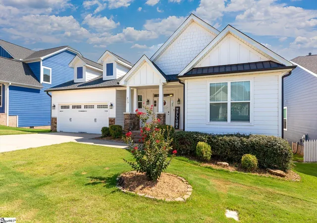 Photo 2 of Single family home for sale at 215 Daystrom Dr, Greer, SC 29651 | MLS# 1598540 | Listing updated on 2026-08-26