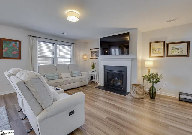 Photo 3 of Single family home for sale at 333 Whittier St, Greenville, SC 29605 | MLS# 1592941 | Listing updated on 2026-09-15