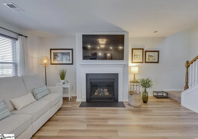 Photo 3 of Single family home for sale at 333 Whittier St, Greenville, SC 29605 | MLS# 1592941 | Listing updated on 2026-09-15
