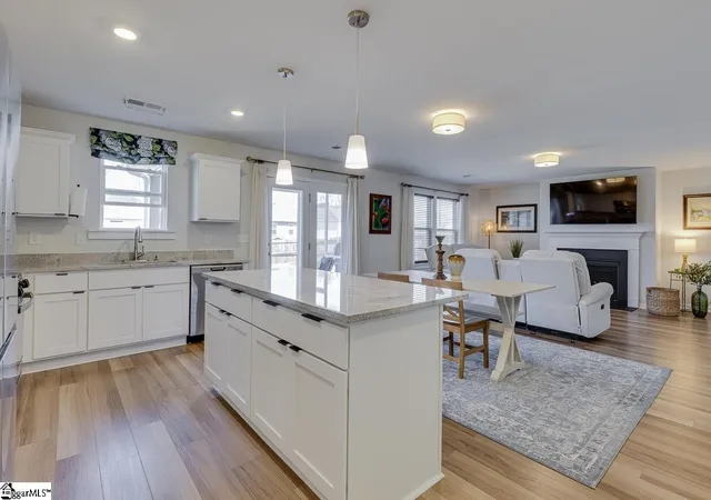 Photo 4 of Single family home for sale at 333 Whittier St, Greenville, SC 29605 | MLS# 1592941 | Listing updated on 2026-09-15