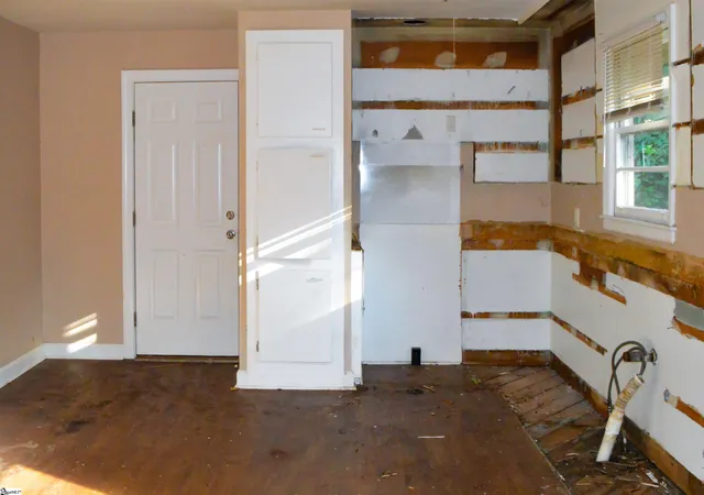 Photo 4 of Single family home for sale at 113 Brookforest Dr, Greenville, SC 29605 | MLS# 1597725 | Listing updated on 2026-08-18