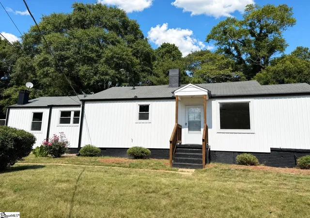 Photo 3 of Single family home for sale at 105 S Estate Dr, Greenville, SC 29605 | MLS# 1596861 | Listing updated on 2026-09-17