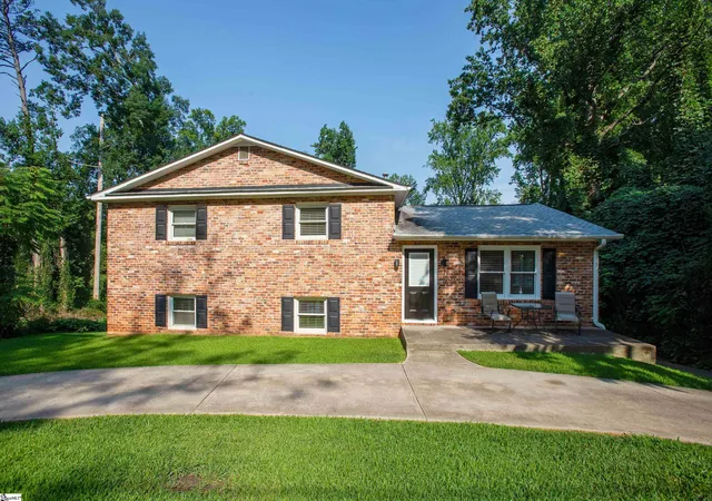 Photo 1 of Single family home for sale at 400 Fairmont Dr, Greenville, SC 29605 | MLS# 1599278 | Listing updated on 2026-08-30