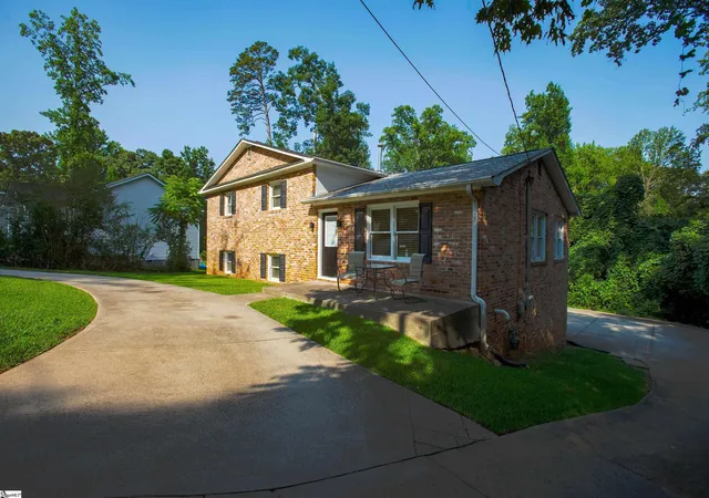 Photo 2 of Single family home for sale at 400 Fairmont Dr, Greenville, SC 29605 | MLS# 1599278 | Listing updated on 2026-08-30