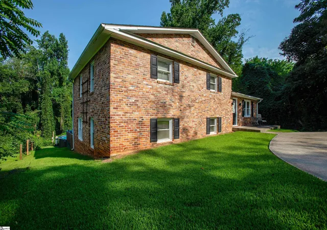 Photo 3 of Single family home for sale at 400 Fairmont Dr, Greenville, SC 29605 | MLS# 1599278 | Listing updated on 2026-08-30